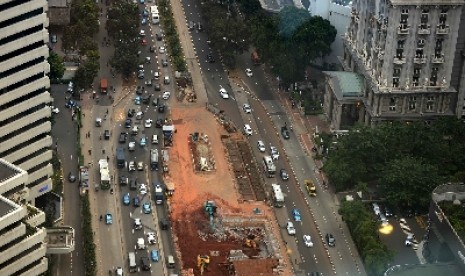 Aktivitas pembangunan Mass Rapid Transit (MRT) di Jakarta, Jumat (8/5).