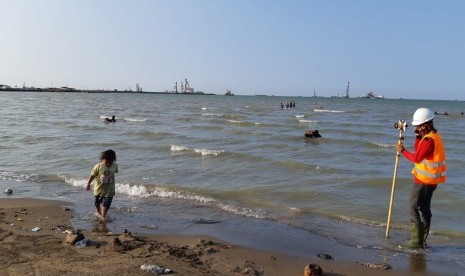 Aktivitas pembangunan pelabuhan, terlihat dari kejauhan di bibir Pantai Patimban, Desa Patimban, Kecamatan Pusakanagara, Kabupaten Subang.