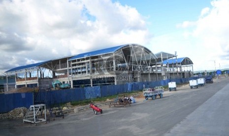 Aktivitas pembangunan terminal modern Bandara Domine Eduard Osok, Sorong, Papua, Jumat (5/6).