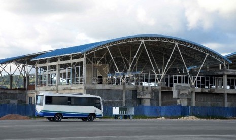 Aktivitas pembangunan terminal modern Bandara Domine Eduard Osok, Sorong, Papua, Jumat (5/6).