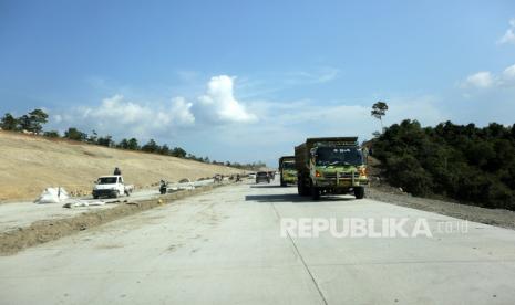 Aktivitas pembangunan tol trans Sumatera ruas Sigli - Banda Aceh di Blang Bintang, Aceh Besar, Aceh, Jumat (13/3). Kementerian Pekerjaan Umum dan Perumahan Rakyat (PUPR) mengungkapkan pandemi virus korona atau Covid-19 berdampak kepada Badan Usaha Jalan Tol (BUJT). Menteri PUPR Basuki Hadimujono mengatakan terjadi perlambatan proses pembebasan lahan.