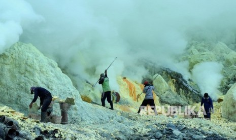 Aktivitas penambang belerang di kawah Gunung Ijen, Banyuwangi, Jawa Timur