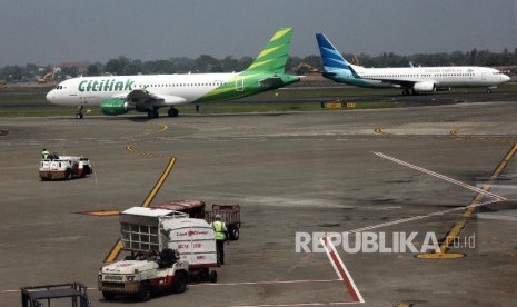 Aktivitas penerbangan di Terminal 2 Bandara Soekarno Hatta, Tangerang, Banten (ilustrasi)