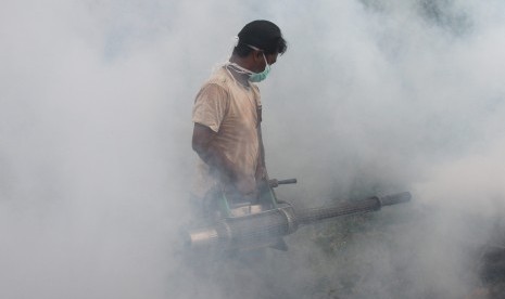 Aktivitas pengasapan (fogging) mencegah jentik nyamuk penyebab demam berdarah dan chikungunya. Seratusan Warga di Empat Desa di Ngawi Terjangkit Chikungunya