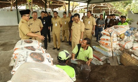  Aktivitas pengepakan pupuk organik di Kantor Bank Sampah dan Inovasi Persampahan Banyuwangi