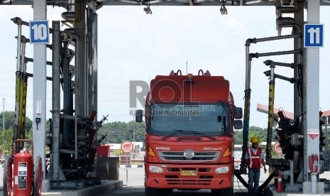  Aktivitas pengisian bahan bakar minyak ke dalam tangki minyak di Depo Pertamina Plumpang, Jakarta, Senin (30/3). 