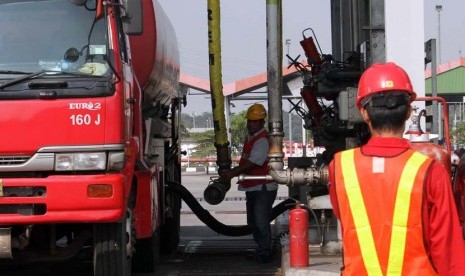 Aktivitas pengisisan bahan bakar di fasilitas Terminal Bahan Bakar Minyak (BBM) Plumpang, Jakarta, Senin (16/6).