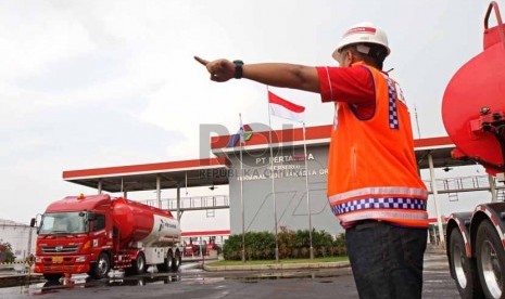 Aktivitas pengisisan bahan bakar di fasilitas Terminal Bahan Bakar Minyak (BBM) Plumpang, Jakarta, Jumat (25/7).(Republika/Adhi Wicaksono)