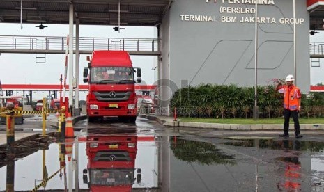 Aktivitas pengisisan bahan bakar di fasilitas Terminal Bahan Bakar Minyak (BBM) Plumpang, Jakarta, Jumat (25/7).(Republika/Adhi Wicaksono)