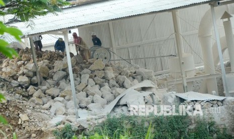 Aktivitas pengolahan batu kapur disalah satu pabrik di daerah Cipatat, Kabupaten Bandung Barat. (Republika/Edi Yusuf)