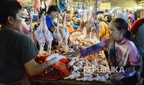 Aktivitas pengunjung berbelanja ayam potong jelang Ramadhan, di Pasar Kosambi, Kota Bandung, Ahad (5/5).