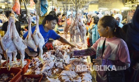 Aktivitas pengunjung berbelanja di Pasar Kosambi, Kota Bandung, Ahad (5/5).