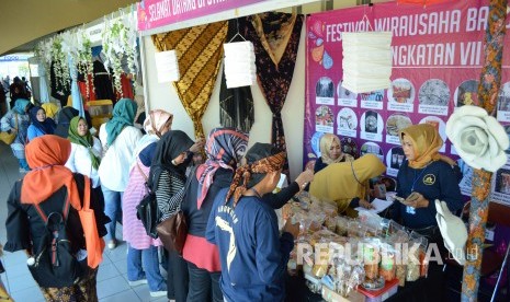 Aktivitas pengunjung berinteraksi dengan peserta Festival Wirausaha Baru 2018 yang bertajuk Be Young Creative Entrepreneur, di Aula Pusdai, Kota Bandung, Rabu (4/7). 