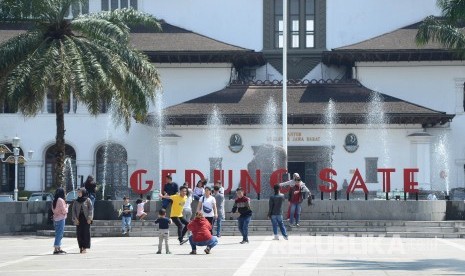 Aktivitas pengunjung di Taman Gedung Sate, Jalan Diponegoro, Kota Bandung