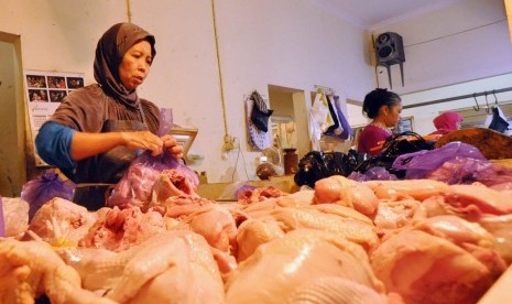 Aktivitas penjual daging ayam potong di los daging pasar Bandarjo, Ungaran, Kabupaten Semarang, Jumat (18/5). Harga daging ayam potong mulai merangkak naik dan hingga awal Ramadhan kali ini sudah mencapai Rp 35 ribu per kilogram. Semula harga daging ayam potong ini hanya berkisar Rp 32 ribu per kilogram.