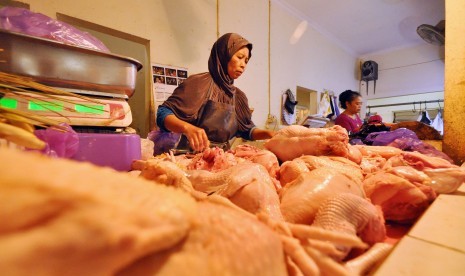 Aktivitas penjual daging ayam potong di los daging Pasar Bandarjo, Ungaran.