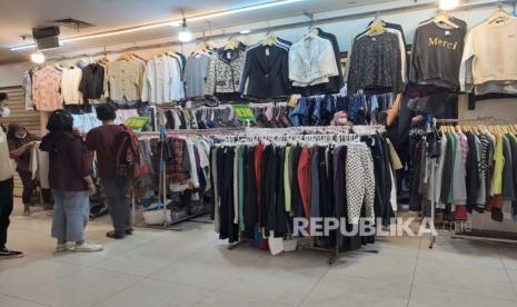 Aktivitas penjualan pakaian bekas atau thrifting impor di Pasar Senen, Jakarta Pusat, Senin (20/3/2023). 