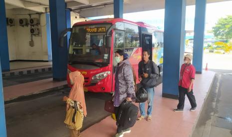  Aktivitas penumpang AKAP dan AKDP mengalami kenaikan signifikan di Terminal Tirtonadi, Kamis (13/4/2023).