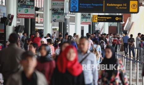 Aktivitas penumpang Dan penjemput di terminal kedatangan 1C Bandara Soekarno-Hatta,Tangerang, Banten. ilustrasi