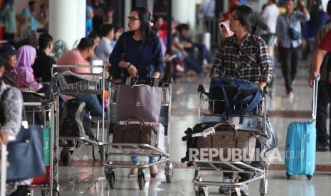 Aktivitas penumpang dan penjemput di terminal kedatangan 1C Bandara Soekarno-Hatta,Tangerang.