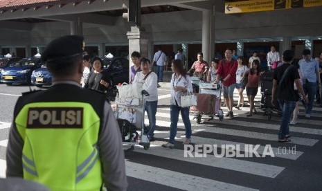 Aktivitas penumpang di Terminal Domestik Bandara Ngurah Rai, Denpasar (ilustrasi)