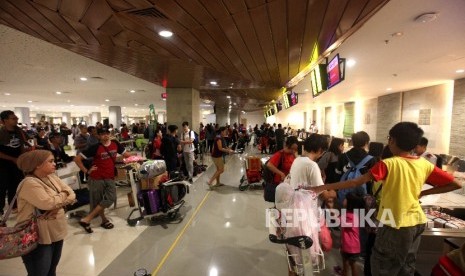 Aktivitas Penumpang domestik di teminal keberangkatan Bandara Ngurah Rai, Bali.