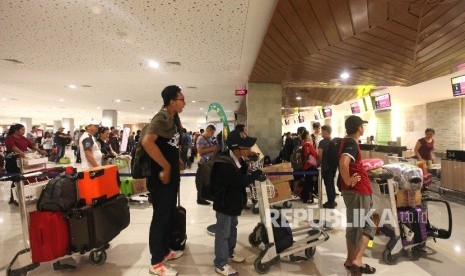 Aktivitas Penumpang domestik di teminal keberangkatan Bandara Ngurah Rai, Bali.