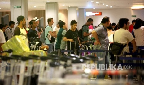 Aktivitas Penumpang domestik di teminal keberangkatan Bandara Ngurah Rai, Bali, Sabtu (16/7)