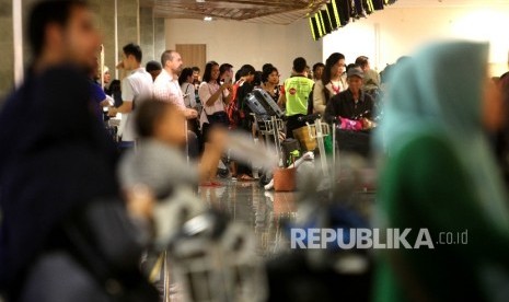 Aktivitas Penumpang domestik di teminal keberangkatan Bandara Ngurah Rai, Bali.