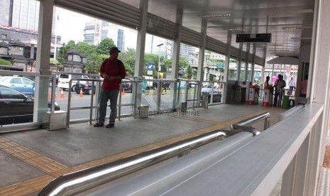 Aktivitas penumpang Transjakarta di Halte Polda Metro, Jakarta Selatan, Rabu (2/7). (Republika/Rakhmawaty La