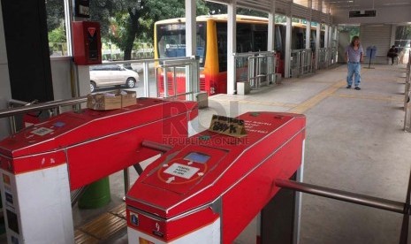 Aktivitas penumpang Transjakarta di Halte Polda Metro, Jakarta Selatan, Rabu (2/7). (Republika/Rakhmawaty La'lang)