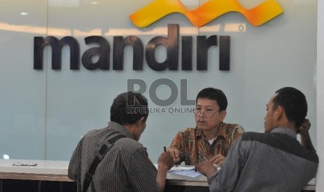  Aktivitas perbankan di Bank Mandiri cabang Cikini, Jakarta, Selasa (21/7). 