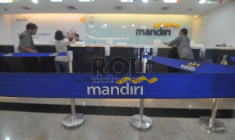  Aktivitas perbankan di Bank Mandiri cabang Cikini, Jakarta, Selasa (21/7). 