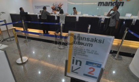 Aktivitas perbankan di Bank Mandiri cabang Cikini, Jakarta, Selasa (21/7). 