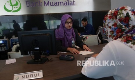  Aktivitas perbankan di Bank Muamalat, Jakarta, Kamis (28/9).