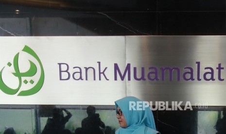 Aktivitas perbankan di Bank Muamalat, Jakarta, Kamis (28/9).