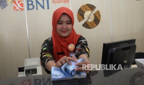  Aktivitas perbankan di kantor BNI Syariah. ilustrasi