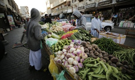 Aktivitas perdagangan di Kota Tua Jiddah, Arab Saudi, Sabtu (11/1). Ekonomi global mengalami pertumbuhan terendah dalam 10 tahun, merosot menjadi 2,3 persen pada 2019. 