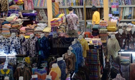 Aktivitas perdagangan kain batik disalah satu pusat perbelanjaan di Jakarta, Selasa (14/4).(Republika/ Yasin Habibi)