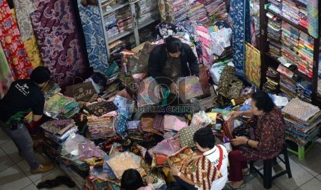 Aktivitas perdagangan kain batik disalah satu pusat perbelanjaan di Jakarta, Selasa (14/4).(Republika/ Yasin Habibi)