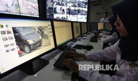 Petugas memantau arus lalu lintas di ruang Area Traffic Control System (ATCS) ilustrasi