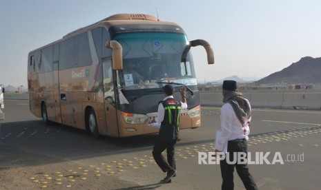 Aktivitas petugas di Terminal Hijrah, Madinah, Rabu sore (13/9). Petugas di sini bekerja mencatat bus jamaah haji yang masuk ke Madinah.