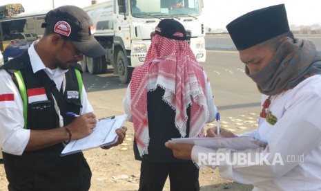 Aktivitas petugas di Terminal Hijrah, Madinah, Rabu sore (13/9). Petugas di sini bekerja mencatat bus jamaah haji yang masuk ke Madinah.