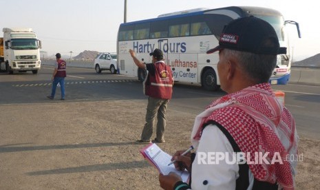 Aktivitas petugas di Terminal Hijrah, Madinah, Rabu sore (13/9). Petugas di sini bekerja mencatat bus jamaah haji yang masuk ke Madinah.