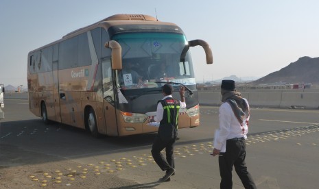 Aktivitas petugas mencatat bus yang memasuki Madinah dari Makkah di Terminal Hijrah, Madinah, Rabu (13/9).