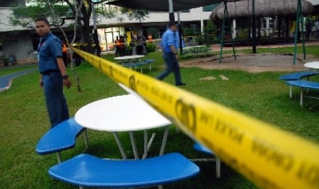 Aktivitas petugas pengamanan saat mengawal reka ulang kasus kekerasan seksual terhadap murid Taman kanak-kanak Jakarta International School (JIS), Jakarta Selatan, Jumat (30/5).