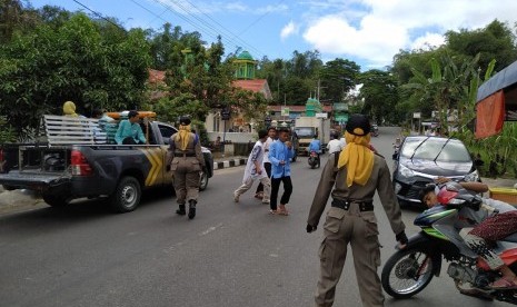 Aktivitas petugas Satpol PP Kota Bukittinggi mengimbau kaum laki-laki muslim agar segera melaksanakan ibadah solat Jumat ke masjid, Jumat (5/4).