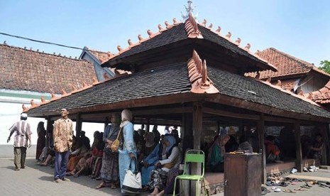 Aktivitas Peziarah di Makam Sunan Kudus