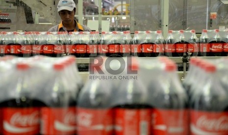 Aktivitas produksi minuman dalam kemasan botol di Pabrik Coca-Cola Amatil Indonesia (CCAI), Cikedokan, Bekasi, Jawa Barat (ilustrasi). Pemerintah berencana mengenakan cukai Minuman Berpemanis Dalam Kemasan (MBDK) .