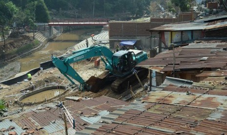 Aktivitas proyek pembangunan ruang terbuka publik 'Apmhiteater' di bantaran Sungai Cikapundung, Babakansiliwangi, Kota Bandung, Jumat (2/10). Warga yang tinggal di lokasi tersebut  direlokasi ke Rusunawa.